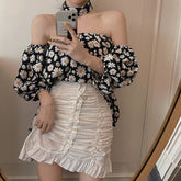 Camisa tipo blusa holgada con estampado de margaritas y hombros descubiertos